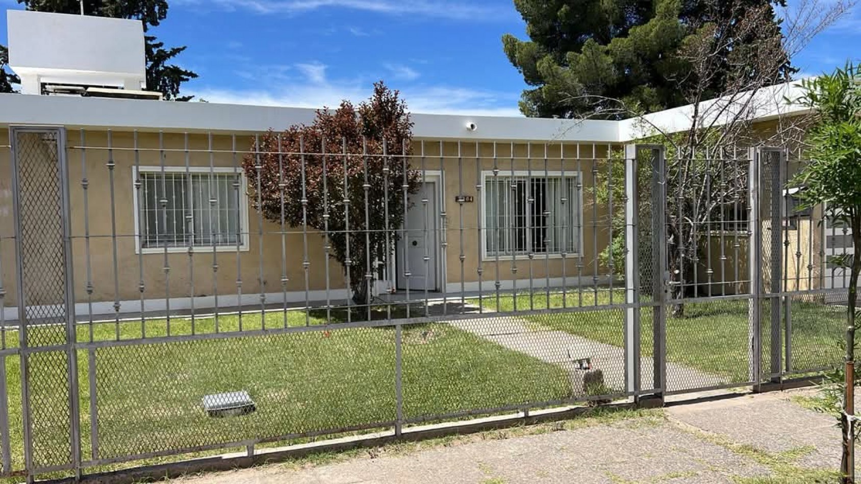 LC-PROP: MARTILLERA PUBLICA---- Alquila------ Vende:  Tomamos inmuebles en Neuquen- Cipolletti.  Inmueble ubicado en Catriel- Rio Negro- Barrio YPF.  Caracteristicas:  3 Dormitorios- 1 Habitacion de servicio- 2 Baños- Cocina comedor- Lavadero- Patio. 