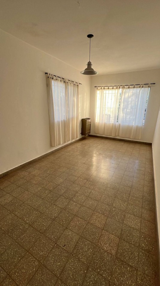 LC-PROP: MARTILLERA PUBLICA---- Alquila------ Vende:  Tomamos inmuebles en Neuquen- Cipolletti.  Inmueble ubicado en Catriel- Rio Negro- Barrio YPF.  Caracteristicas:  3 Dormitorios- 1 Habitacion de servicio- 2 Baños- Cocina comedor- Lavadero- Patio. 