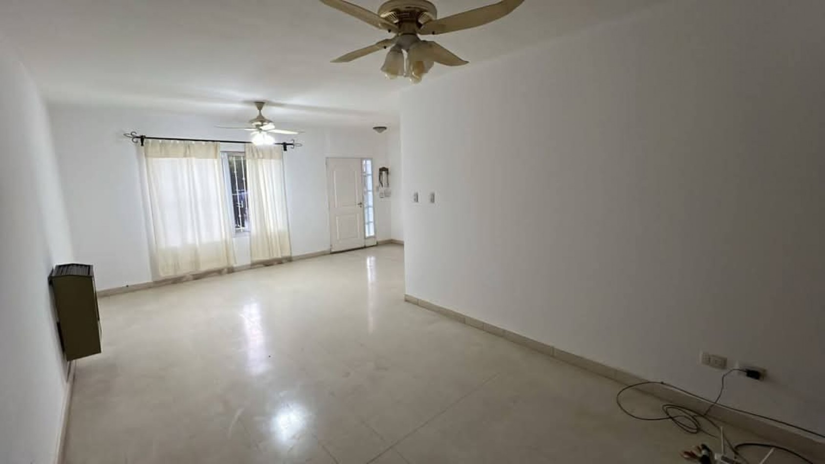 LC-PROP: MARTILLERA PUBLICA---- Alquila------ Vende:  Tomamos inmuebles en Neuquen- Cipolletti.  Inmueble ubicado en Catriel- Rio Negro- Barrio YPF.  Caracteristicas:  3 Dormitorios- 1 Habitacion de servicio- 2 Baños- Cocina comedor- Lavadero- Patio. 