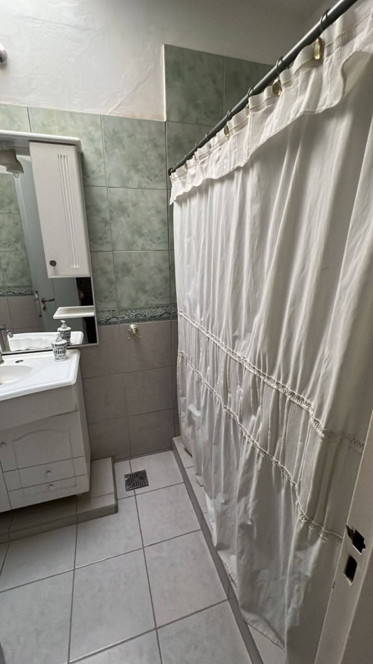 LC-PROP: MARTILLERA PUBLICA---- Alquila------ Vende:  Tomamos inmuebles en Neuquen- Cipolletti.  Inmueble ubicado en Catriel- Rio Negro- Barrio YPF.  Caracteristicas:  3 Dormitorios- 1 Habitacion de servicio- 2 Baños- Cocina comedor- Lavadero- Patio. 